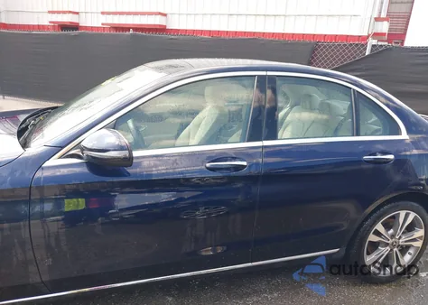 2019 Mercedes-Benz C 300 4Matic z USA, uszkodzony, nr VIN 55SWF8EB9KU283955